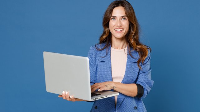 Vrouw met laptop in haar hand