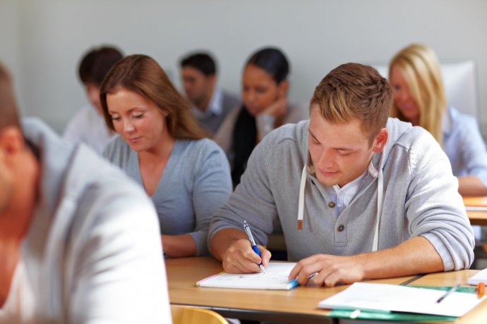 Studenten in klaslokaal doen examen